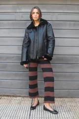 Pantalón de tejido de punto con diseño de rayas horizontales anchas en color marrón y negro, de corte recto y largo cropped.