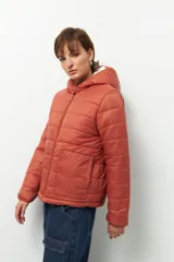 Campera puffer negra de nylon con capucha y peluche en el interior.