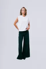Musculosa de algodón orgánico color gris oscuro, con diseño sin mangas de hombros marcados y pequeño bordado en el pecho.