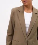Blazer sastre marrón de viscosa, de corte regular y largo medio, con cuello con solapa, mangas largas, bolsillos embutidos y cierre frontal de un botón forrado. Cuenta con forro interno de poliéster.