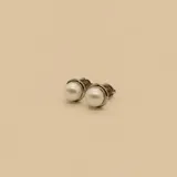 Aros tipo caravanas de plata 925 con perlas de río engarzadas y cierre de rosca.