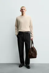 Jersey de punto canalé con cuello redondo y manga larga, confeccionado en hilatura de cashmere. Presenta un corte regular fit con acabados en rib en puños y bajo.