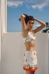 Minifalda cruzada de algodón con estampado de tomates y flores, corte evasé y diseño asimétrico.