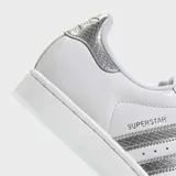 Championes Adidas Superstar II, color blanco con las icónicas tres tiras y talón en acabado plateado texturizado con efecto reptil. Presenta la clásica puntera de caucho con relieve y suela de goma blanca.