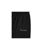Short de felpa de algodón color negro, con cintura elástica ajustable mediante cordones largos y logo de Essentials estampado en la pierna izquierda.