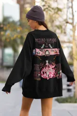 Remera negra con estampado de Nezuko Kamado del anime Demon Slayer. Incluye imágenes de Nezuko en diferentes etapas de la serie, así como texto con su nombre y descripción de sus poderes.