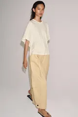 Camiseta de cuello redondo y manga corta, confeccionada en tejido de punto interlock elástico y flexible con textura compacta y opaca.