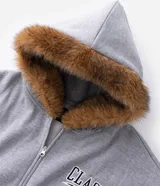 Buzo abierto con cierre frontal, confeccionado en tejido fleece color gris. Presenta capucha con borde de piel sintética, mangas largas con puños elásticos y bordado con lettering 'Clash' en el pecho.