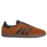 Championes Adidas Samba Adv de color marrón, confeccionados en gamuza con las clásicas tres tiras laterales y detalles en negro. Incluye la suela de goma translúcida característica del modelo.