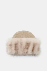 Gorro tipo beanie de punto con detalle de vuelta en el borde con aplicación de pelo sintético a tono.