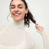 Pendientes largos de aleación de metales bañados en oro 18k con diseño colgante en forma de gotas asimétricas.