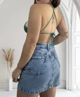 Top verde tejido al crochet con tirantes finos.