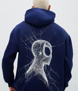 Buzo con capucha de color azul marino, confeccionado en tejido fleece. Presenta un diseño de manga larga con bolsillo tipo canguro y una estampa artística en la espalda que representa la silueta de Spider-Man con efecto de telaraña.