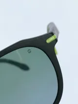 Lentes de sol Osten modelo Maui, con armazón negro de diseño redondeado y detalles en color naranja en las patillas. Cuentan con cristales polarizados con protección UV 400.