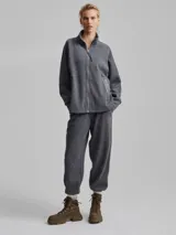 Pantalón de jogging gris con textura acanalada y corte holgado.