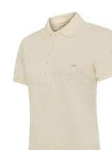 Remera polo de piqué color beige, de manga corta, con cuello camisero y cierre frontal con botones. Presenta un pequeño logo bordado en el pecho.