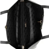 Set de cartera tipo tote y bolso de mano Guess, color negro con estampado de logo de la marca. Ambos cuentan con diseño estructurado, cierre superior y logo metálico frontal.