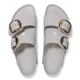 Sandalias Birkenstock Arizona BB Lena, color gris claro con hebillas grandes doradas, de dos correas ajustables y plantilla anatómica.