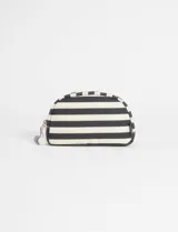 Estuche semirrígido con diseño de rayas horizontales en color verde oscuro y crema. Cuenta con cierre superior y detalle de pompones colgantes en el tirador.