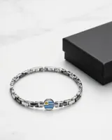 Pulsera de eslabones de acero antialérgico con dije central circular esmaltado con la bandera de Uruguay.