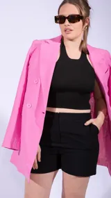 Short negro de crepe de tiro alto con bolsillos laterales.