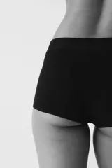 Pack de tres bombachas tipo shortie de algodón, color negro, de tiro alto con refuerzo interior y piernas de corte bajo.