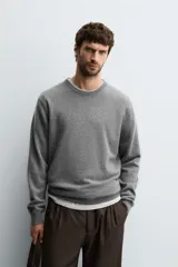 Jersey de punto de cashmere con corte regular fit, cuello redondo y manga larga. Presenta acabados en rib en puños y ruedo.
