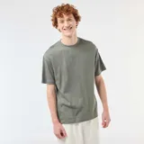 Camiseta de manga corta con cuello redondo, confeccionada en algodón de color verde militar.