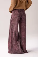 Pantalón wide leg de jean en tono azul, con diseño bicolor que combina paneles laterales en color blanco, bolsillos traseros appliqués y detalles de etiqueta de cuero con la marca.