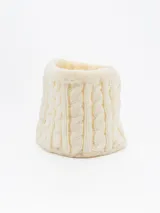 Cuello de lana tejido con diseño de trenzas, color crema, con borde de piel sintética.