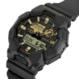 Reloj Casio G-Shock analógico-digital con caja robusta de resina y carbono, correa de resina negra y esfera negra con detalles en dorado. Cuenta con resistencia a impactos, múltiples funciones digitales y resistencia al agua de 200 metros.