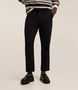 Pantalón slim cropped de sastrería color negro, con cintura con trabillas, bolsillos delanteros y traseros.