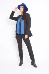 Pantalón negro de vestir, de corte recto, con bolsillos laterales y traseros. Se ajusta a la cintura con cinturón de cuero negro.