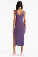 Vestido midi sin mangas de punto con hilo lurex bicolor azul y rojo, de corte ajustado y aberturas laterales en el bajo.