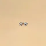Par de aros tipo caravana con forma de corazón, realizados en plata 925.