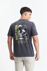 Remera gris oscuro de manga corta con cuello redondo y estampado pequeño en el pecho.