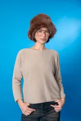 Sweater beige de tejido de punto acanalado, con escote amplio tipo bote y mangas largas.