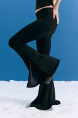 Legging tipo oxford confeccionada en lycra con efecto neoprene, de tiro medio y corte ajustado que se ensancha hacia el ruedo. Presenta un tajo lateral en la botamanga y un isologo bordado en el delantero.