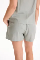 Short de lino con cintura elastizada y cordón ajustable, de corte holgado y bolsillos laterales.