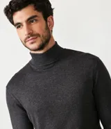 Buzo de corte slim con cuello alto y mangas largas, confeccionado en tejido de punto liso.