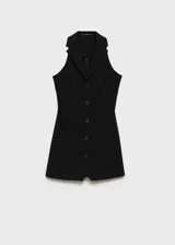Vestido corto negro tipo chaleco, con cuello solapa, sin mangas y cierre frontal con botones. Diseño entallado al cuerpo.