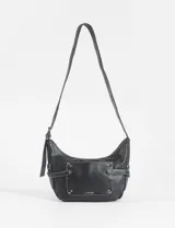 Bandolera de cuero vegano color negro, con diseño de bolsillo frontal decorado con tachas metálicas y costuras a la vista. Cuenta con correa larga regulable y cierre superior.