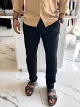Pantalón de lino negro de corte recto y ajuste cómodo.