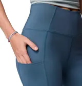 Calza deportiva de tiro alto con tecnología hidroabsorbente, confeccionada en tejido elástico con bolsillo lateral en la pierna.