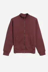 Campera color bordó de felpa liviana, con cuello alto, cierre frontal, bolsillos laterales y puños y cintura acanalados.