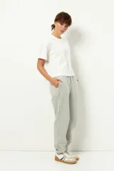 Pantalón de jogging negro de algodón con interior de felpa, bolsillos laterales, cintura elástica y puños ajustados.