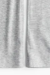 Pantalón deportivo de punto acanalado con cintura ancha plegable y diseño de piernas acampanadas.