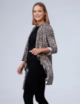 Cardigan abierto con estampado animal print, de mangas 3/4 con presilla y botón para regular el largo.