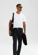 Camiseta de manga corta color rojo con cuello en V.