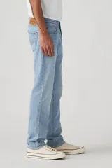 Jeans Levi's 511 Slim Fit color celeste claro, de corte ajustado y diseño clásico de cinco bolsillos.